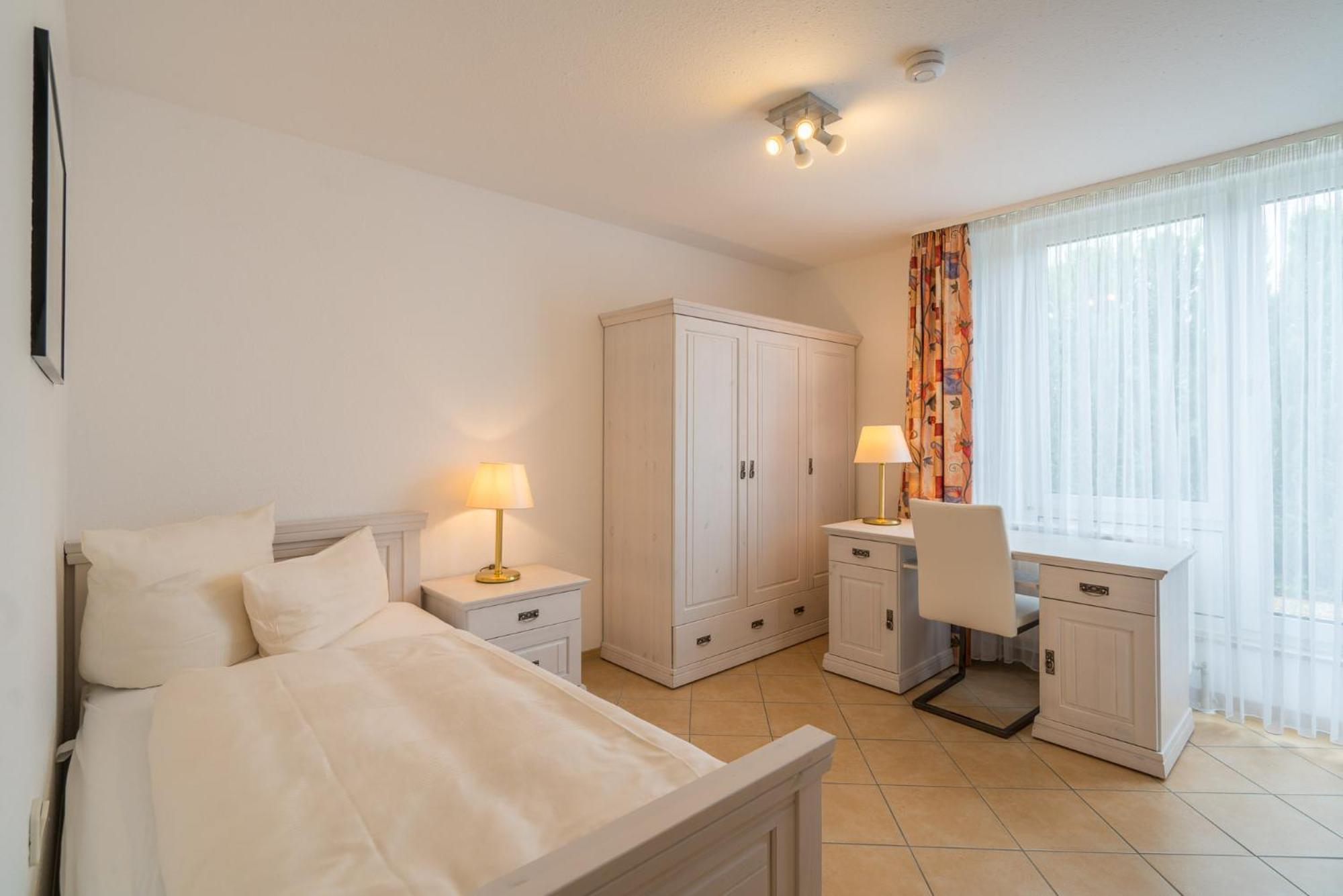 Отель Airporthotel Residenz Штайненброн