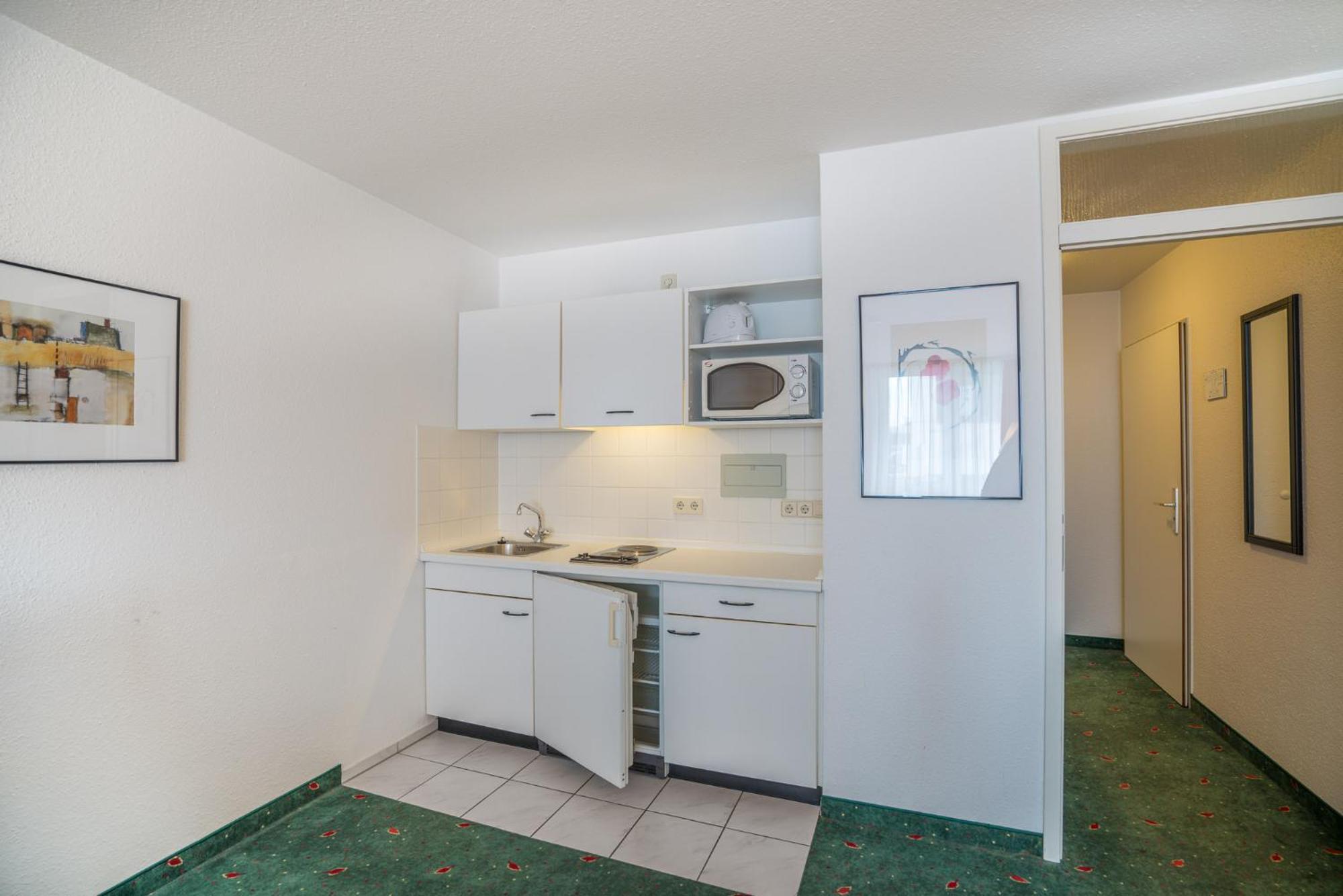 Отель Airporthotel Residenz Штайненброн