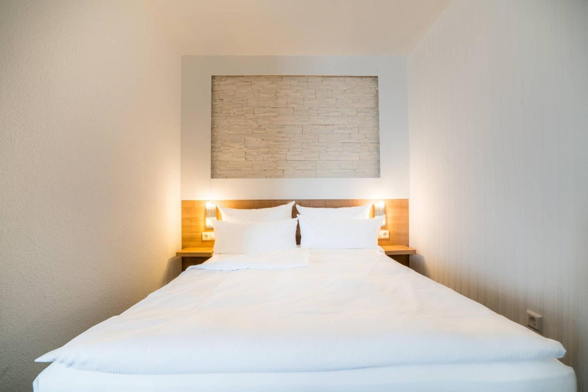 Отель Airporthotel Residenz Штайненброн